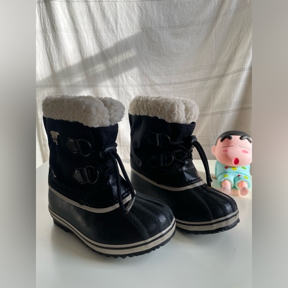 Sorel kid waterproof winter boot. Kid size 11. - Picture 9 of 16